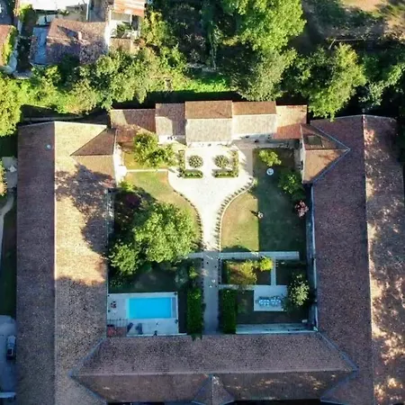 Couette-café Le Domaine Des Platanes 3*