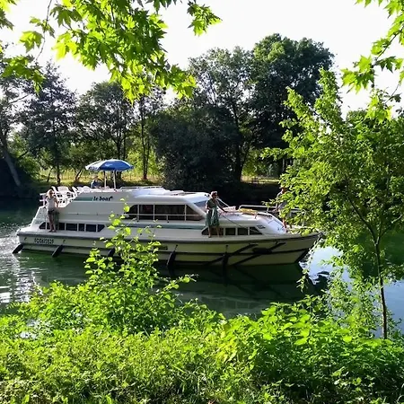 Couette-café Le Domaine Des Platanes 3*