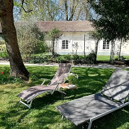 Le Domaine Des Platanes Couette-café 4*